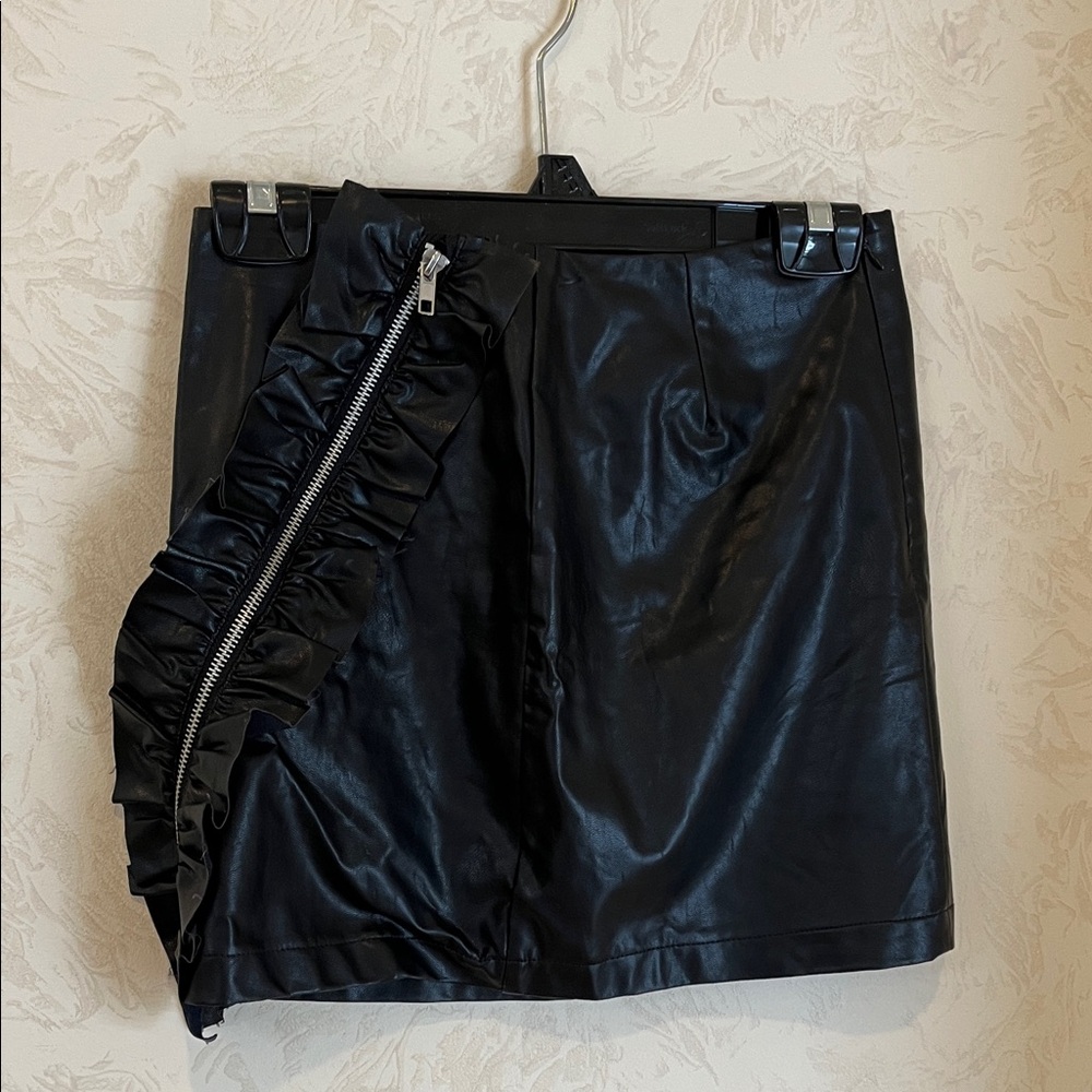 Forever 21 Black Faux Leather Mini Skirt with Ruffle Zipper Detail Size XS